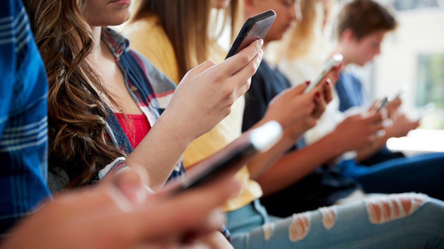 Des lycéens avec leur smartphone