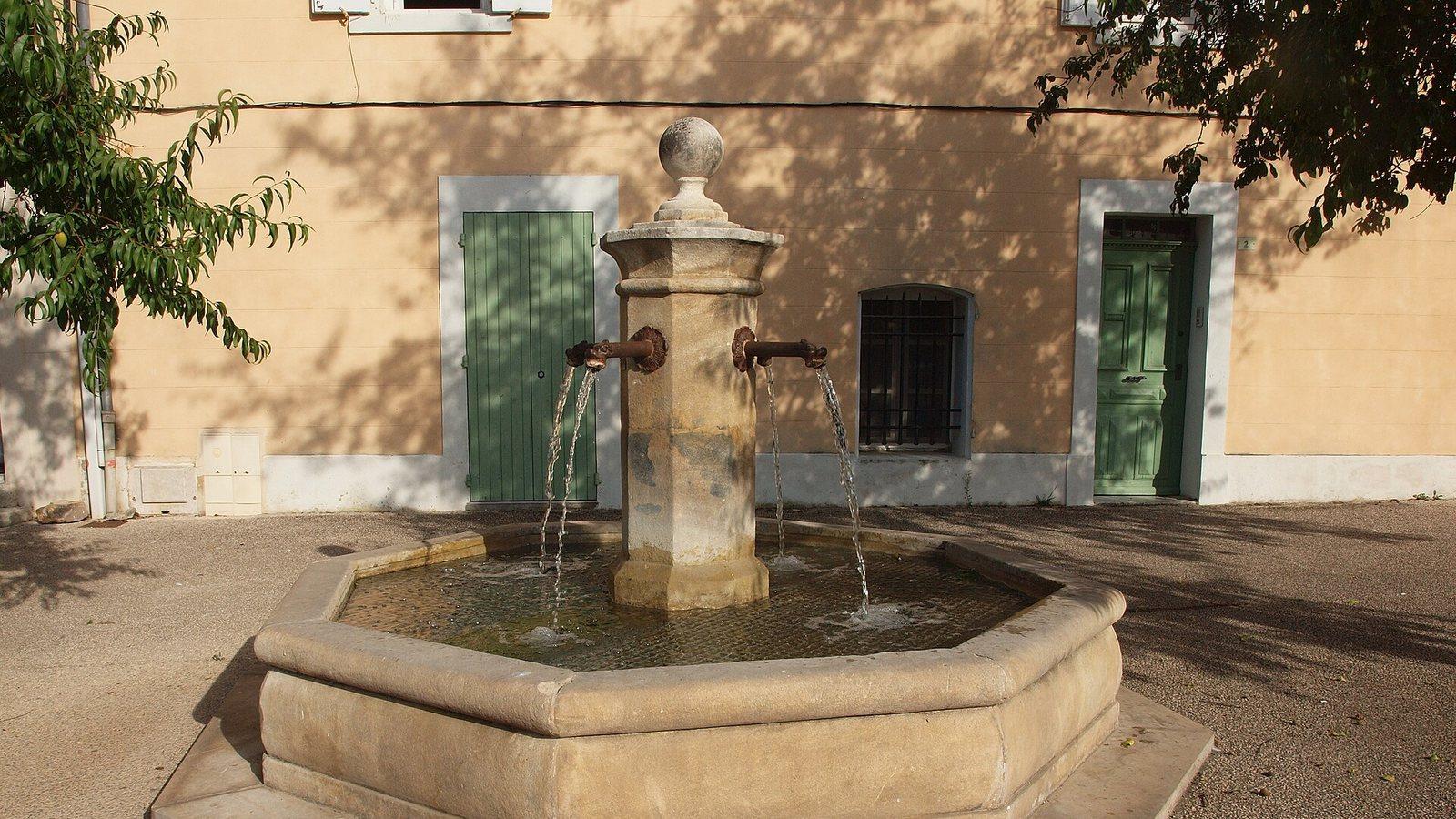 Fontaine de la place Yves Dollo à Peynier, lieu du marché dominical