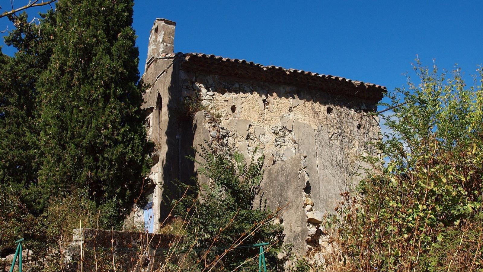 Façade de la mairie d'un village de Provence avec drapeau français