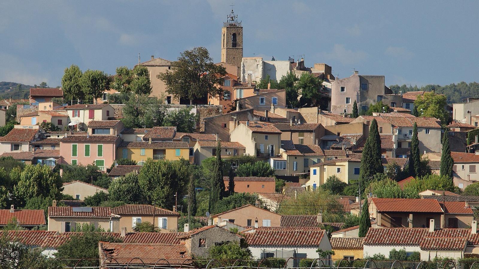 Compteur d'eau et canalisations dans une rue de village provençal