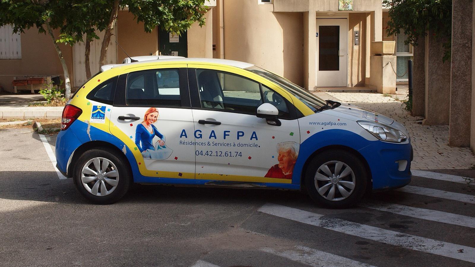 Bus du réseau urbain à l'arrêt dans un village provençal