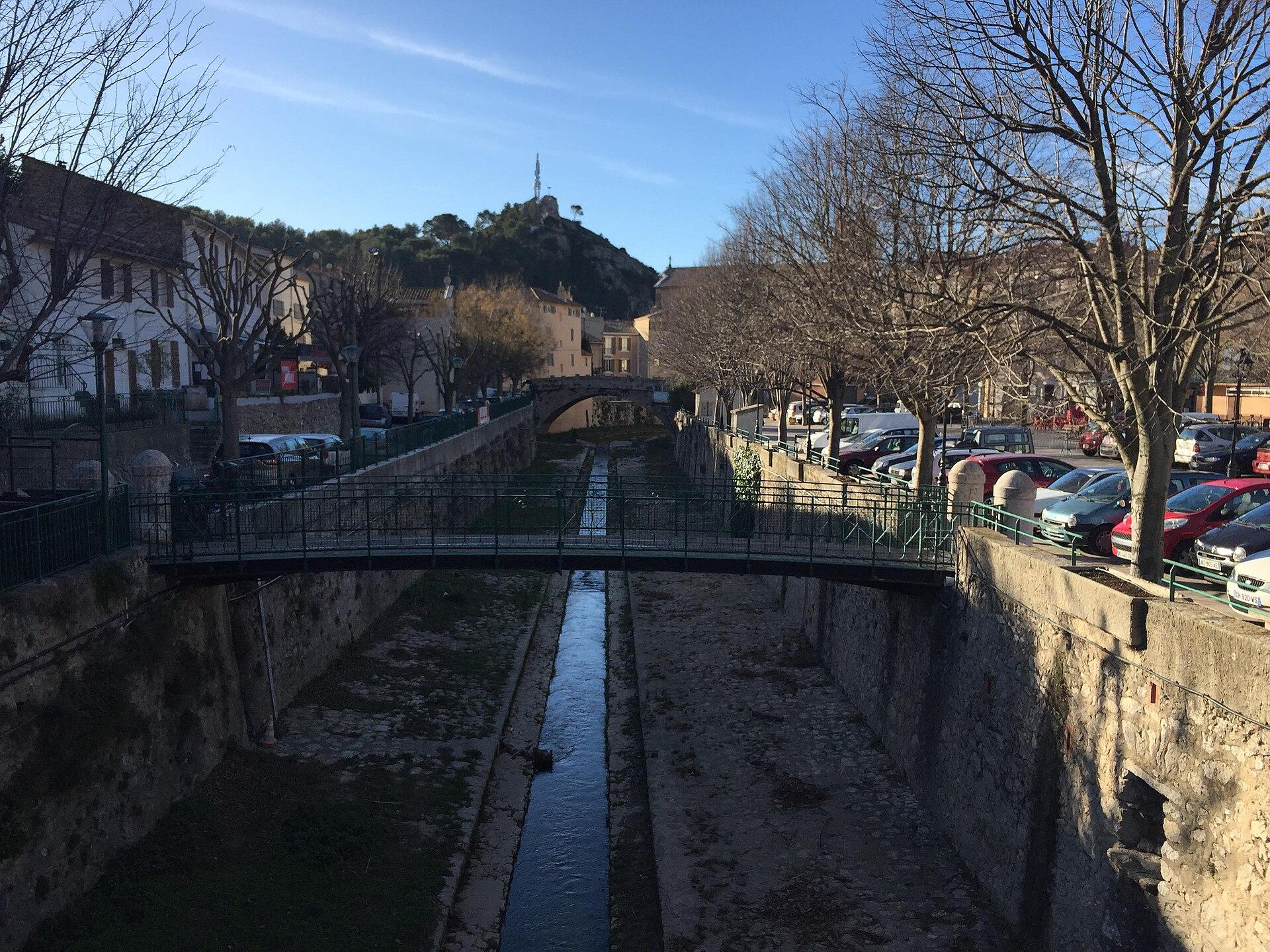 Le canal de l'Huveaune à Roquevaire, bordé d'arbres