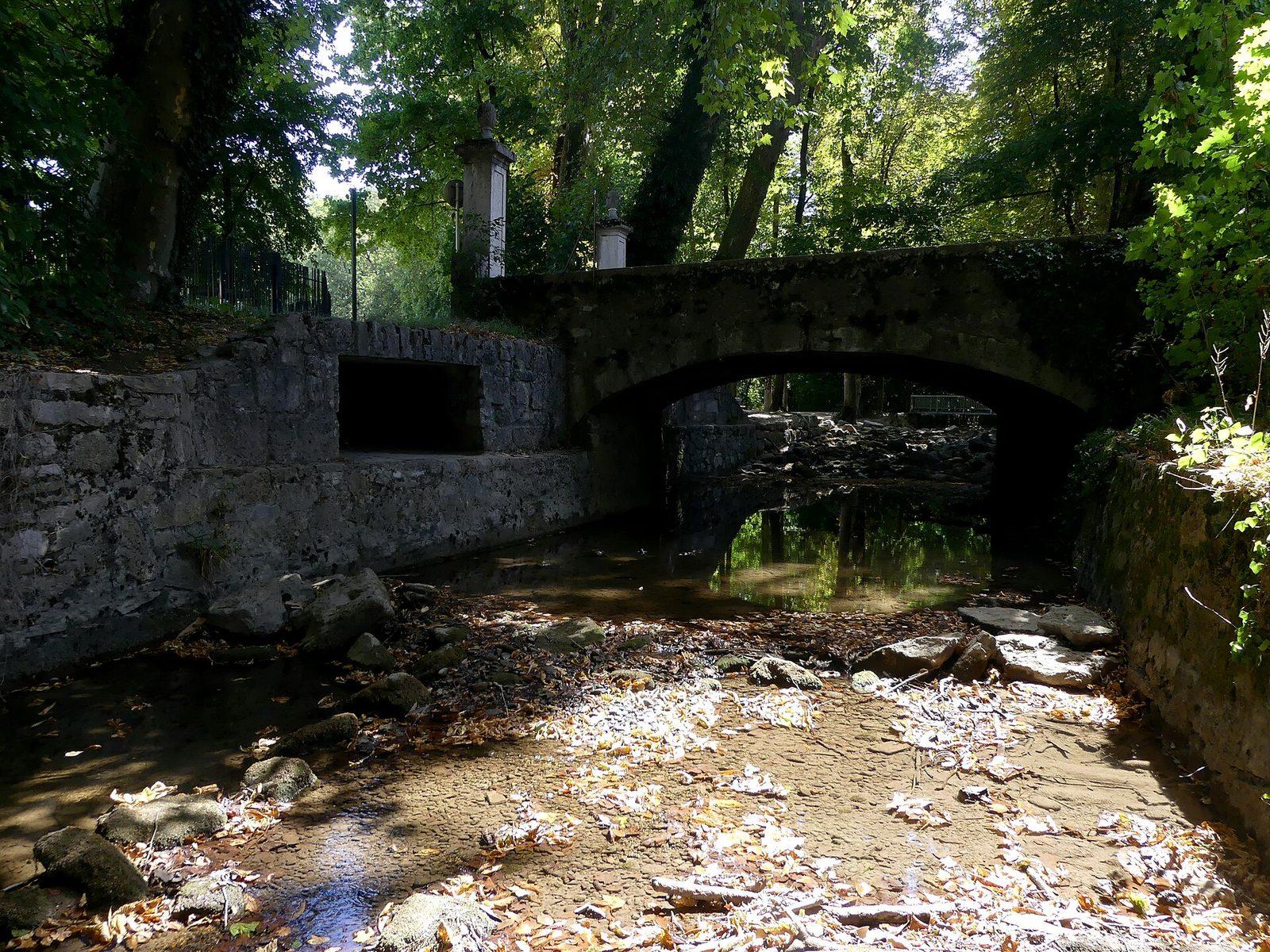 Une rivière à l'étiage, en période de sécheresse