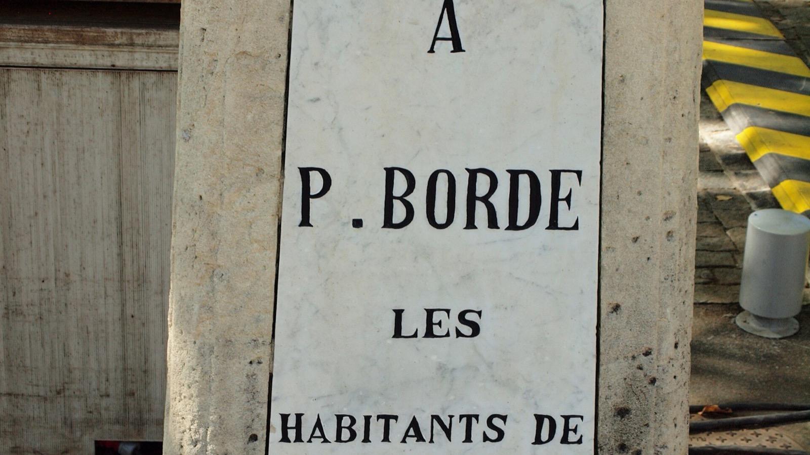 Verre d'eau du robinet rempli d'eau claire, gros plan sur la qualité de l'eau potable