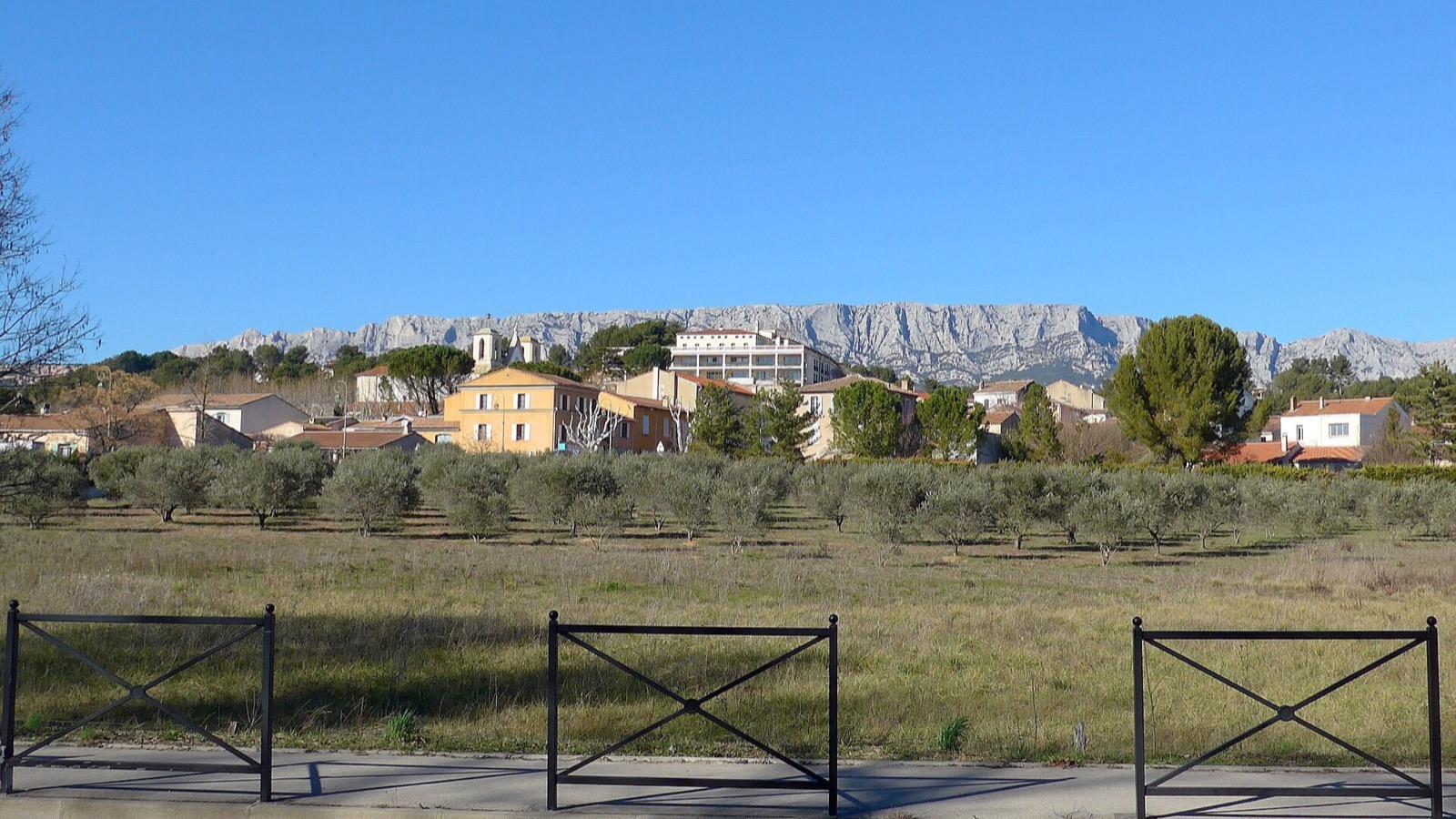 Le village de Rousset devant la montagne Sainte-Victoire