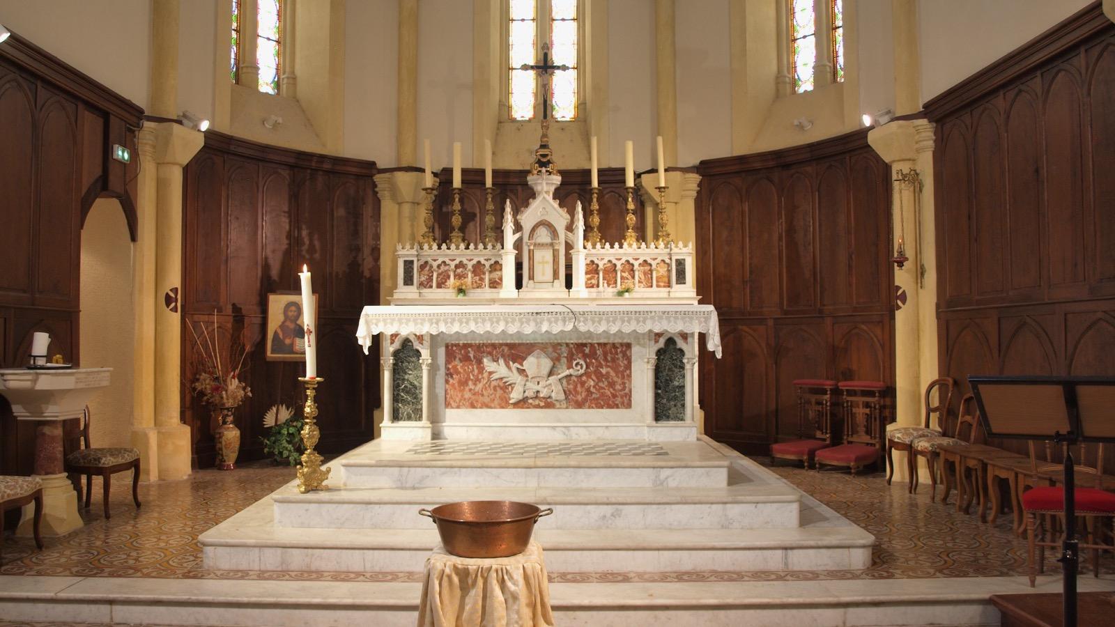 Interieur église, à Rousset
