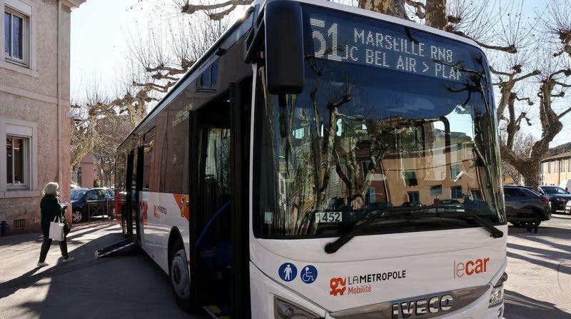 Des collégiens et un bus