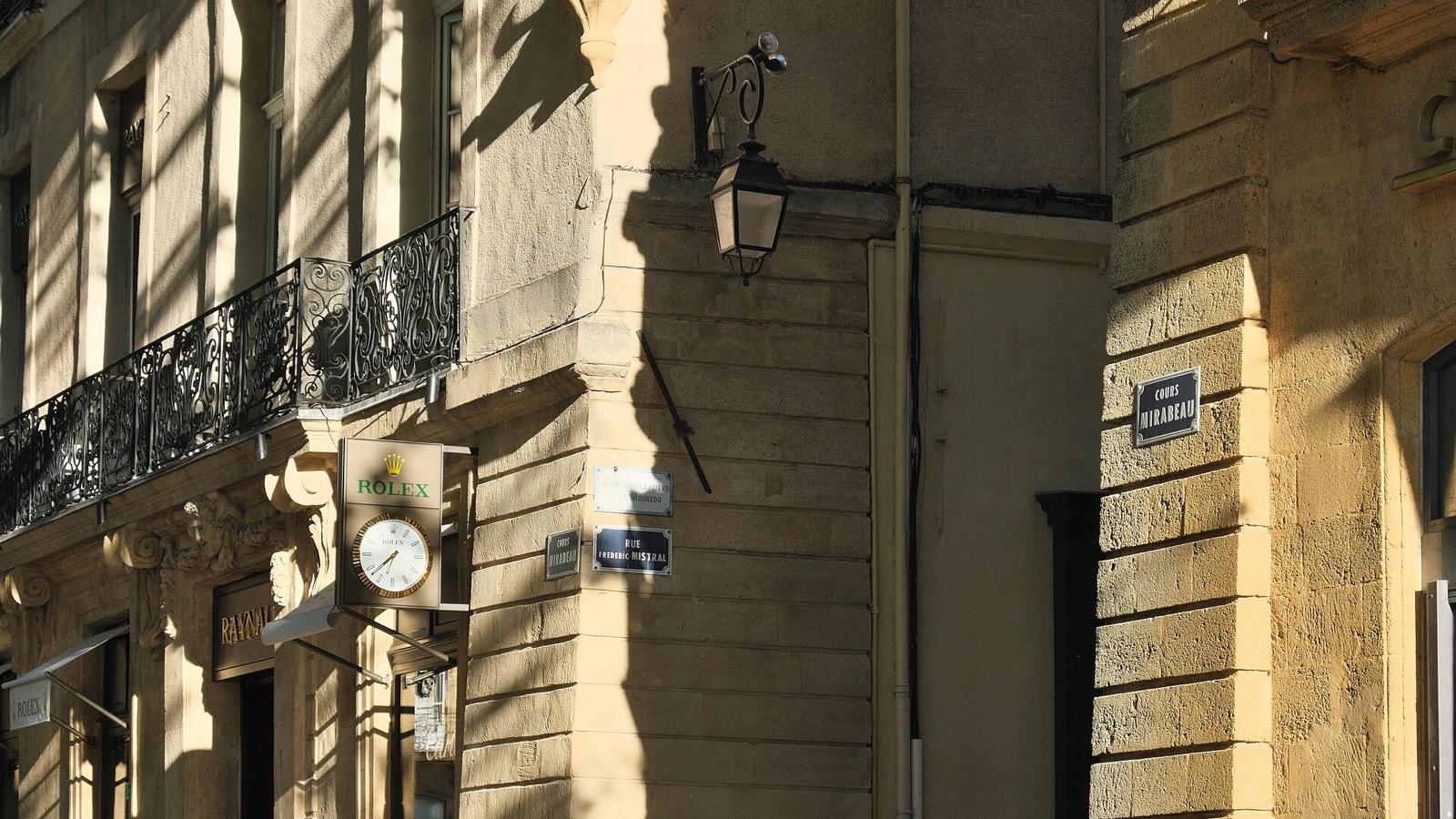 Défilé de véhicules militaires d'époque sur le cours Mirabeau à Aix-en-Provence