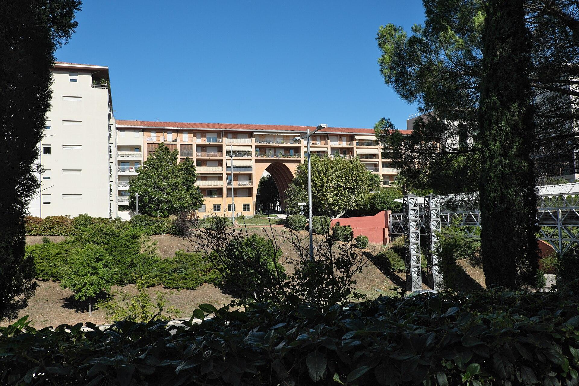 Une avenue résidentielle d'Aix-en-Provence bordée d'immeubles