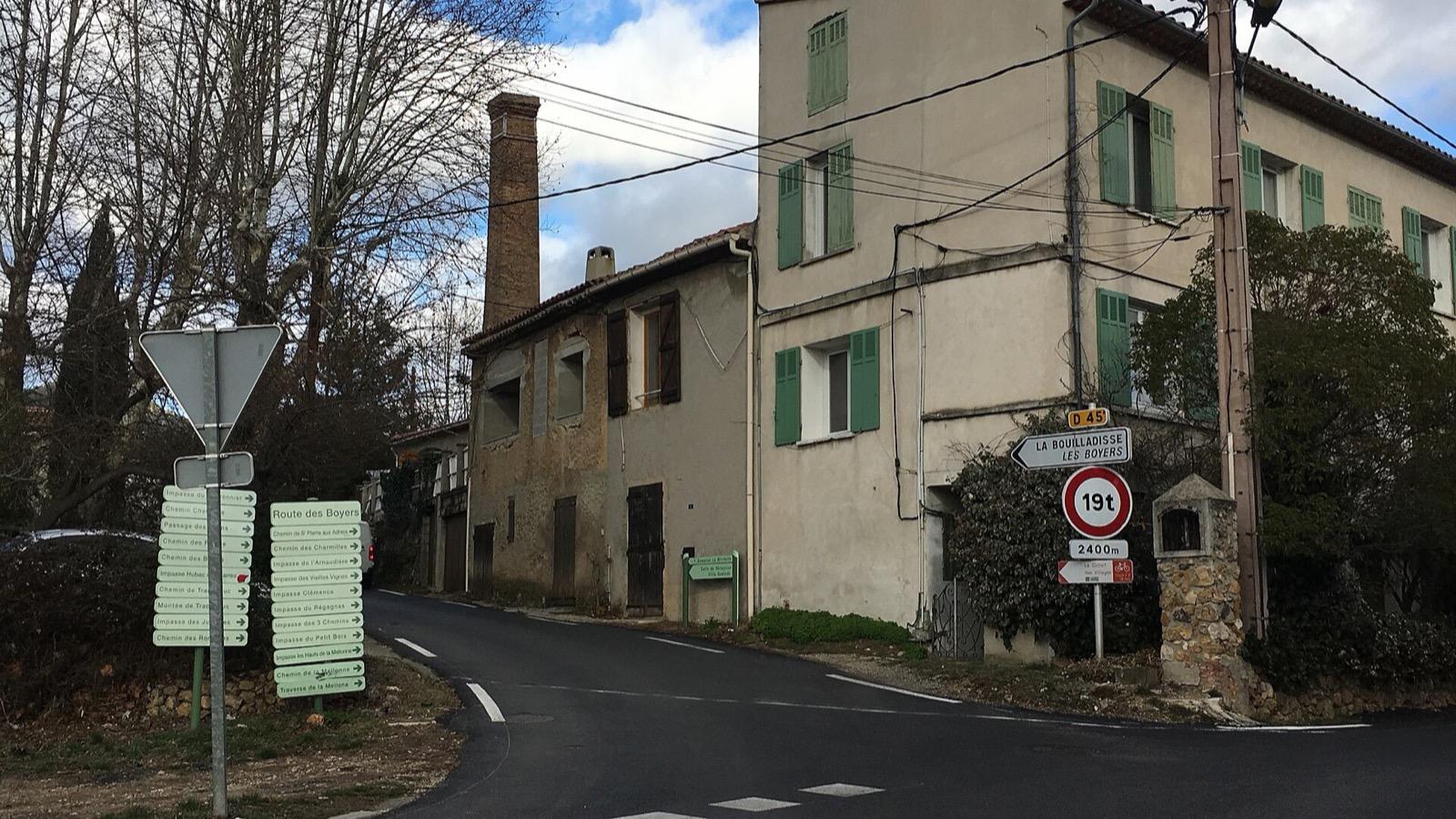 Jeunes discutant devant des commerces d'un centre-ville provençal, illustration du dispositif de réductions destiné aux 12-26 ans