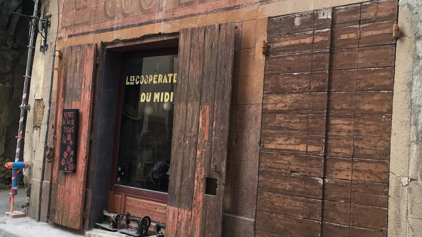 Une ancienne façade de boutique, rue de la Paroisse à Auriol