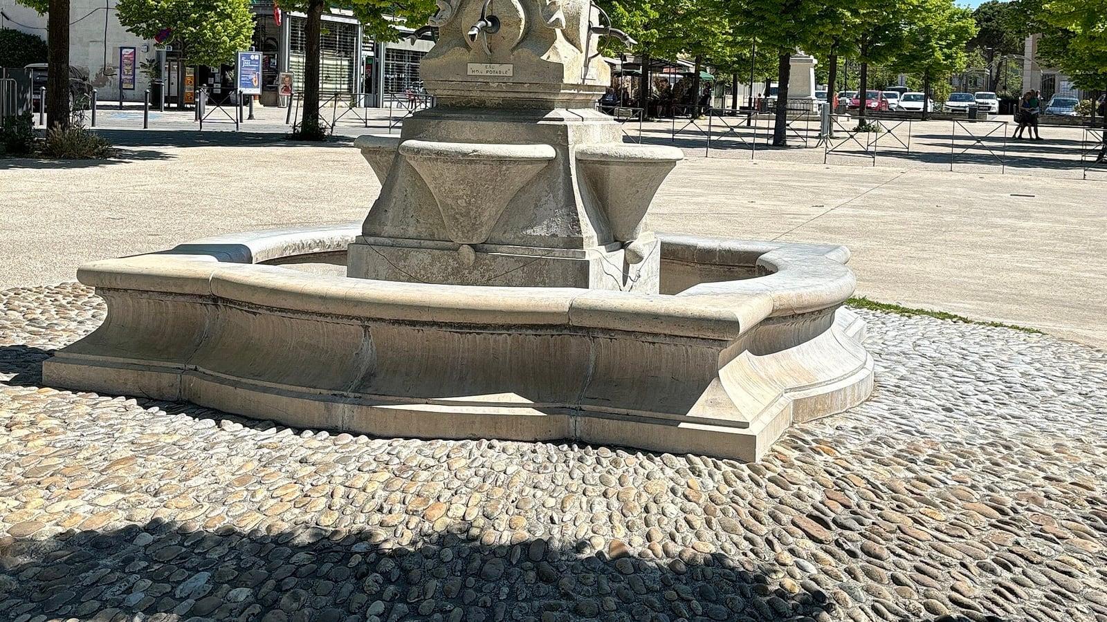 Une fontaine ancienne à Bouc-Bel-Air, illustration du patrimoine de l'eau