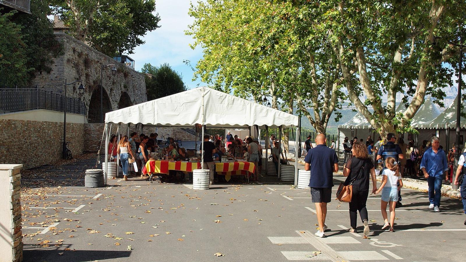 Étals de fruits et légumes sur un marché provençal en matinée