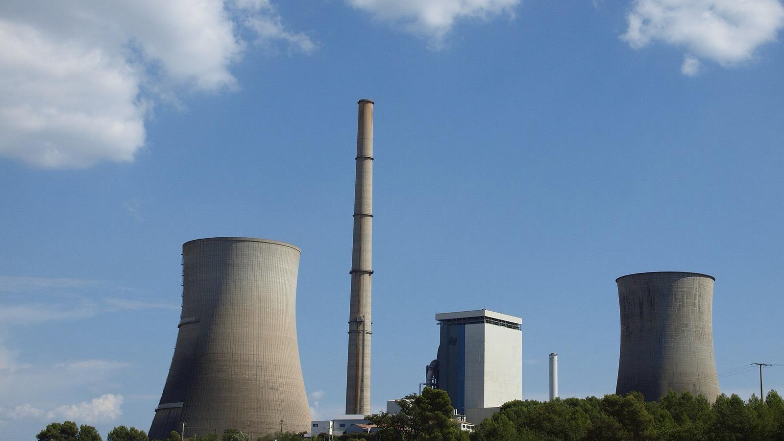 Les tours de refroidissement et la cheminée de la centrale de Provence, site du projet Bio-Méthane Provence