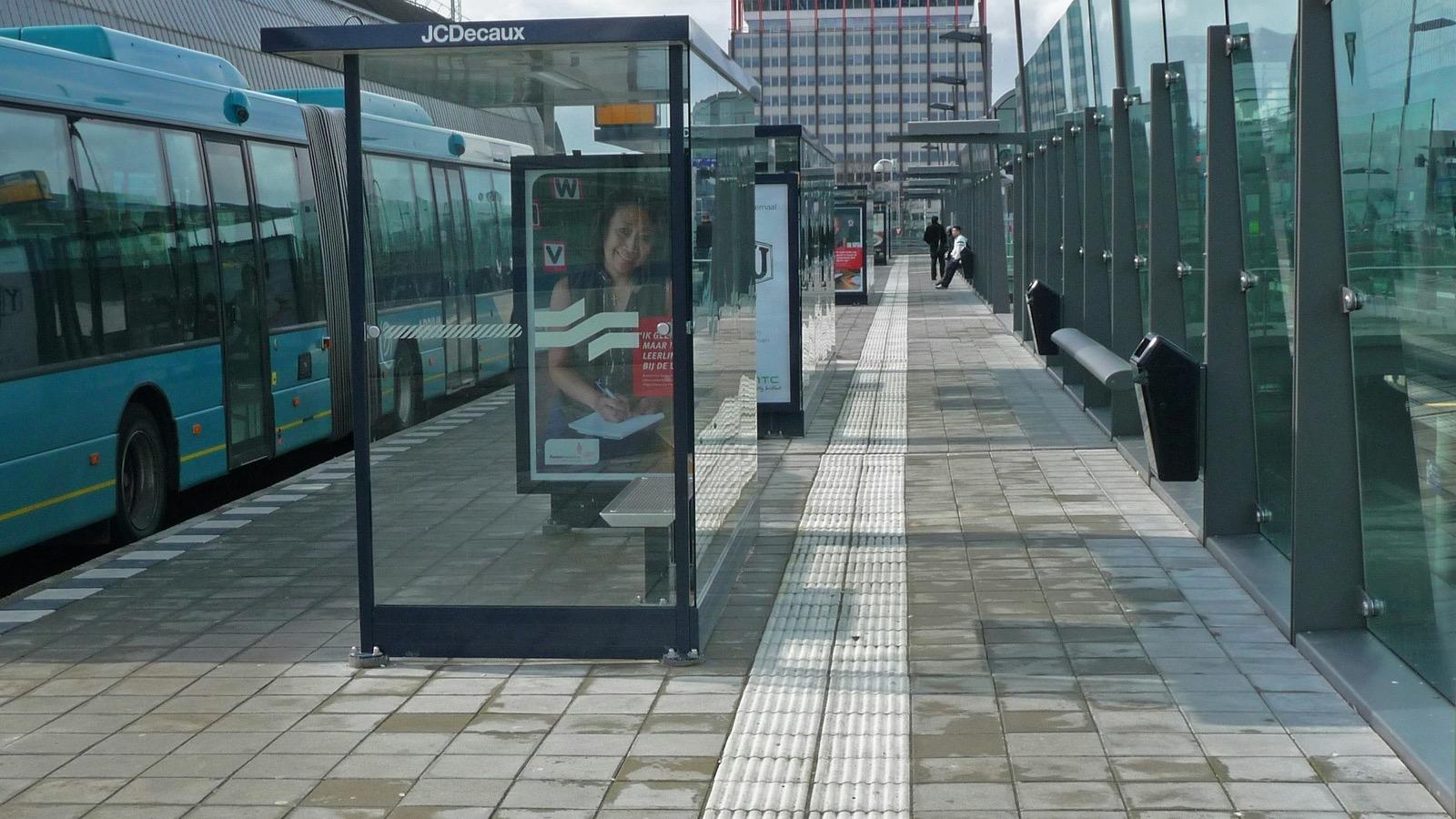 Un bus urbain à l'arrêt (image d'illustration)