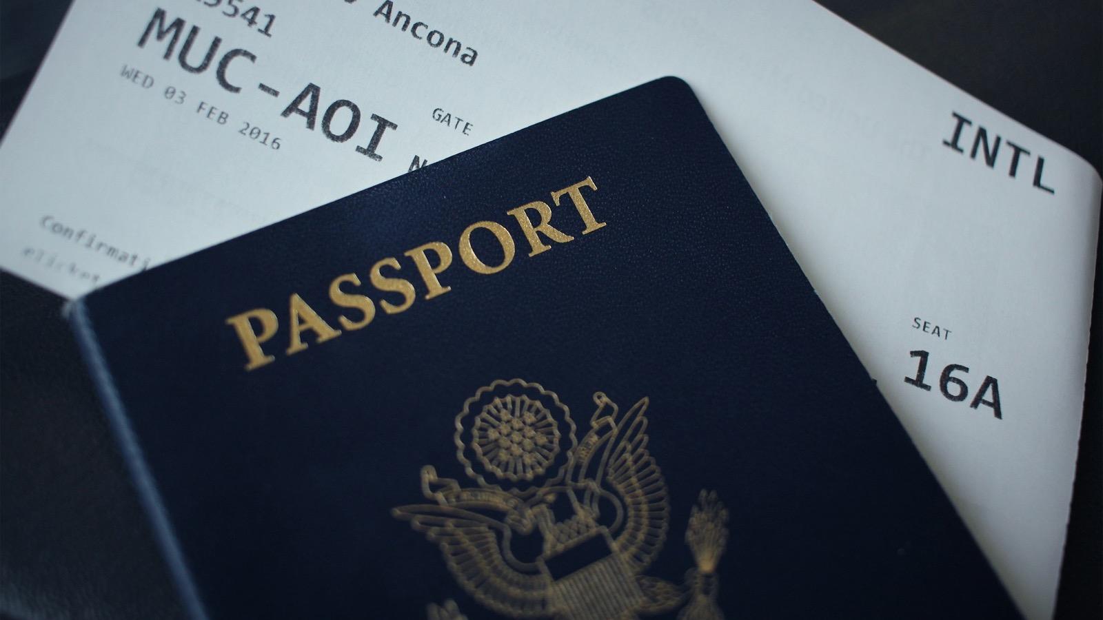 Un passeport posé sur des documents administratifs (image d'illustration)
