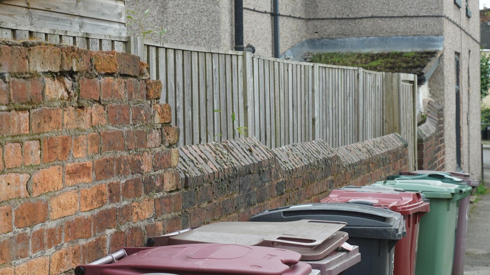 Des bacs de collecte alignés le long d'un mur (image d'illustration)