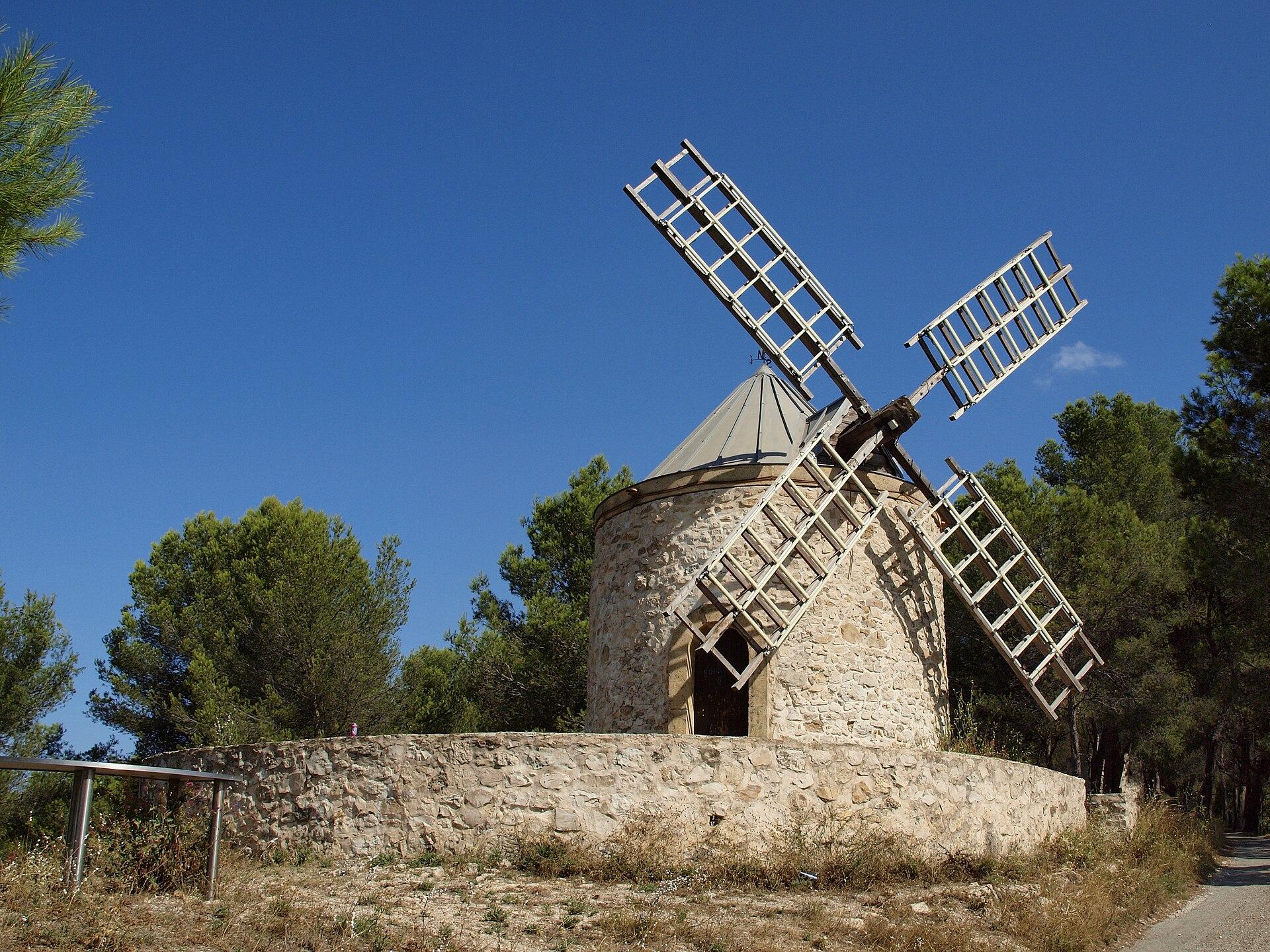 Un moulin en pierre bordé de pins dans le massif boisé au dessus de Gardanne