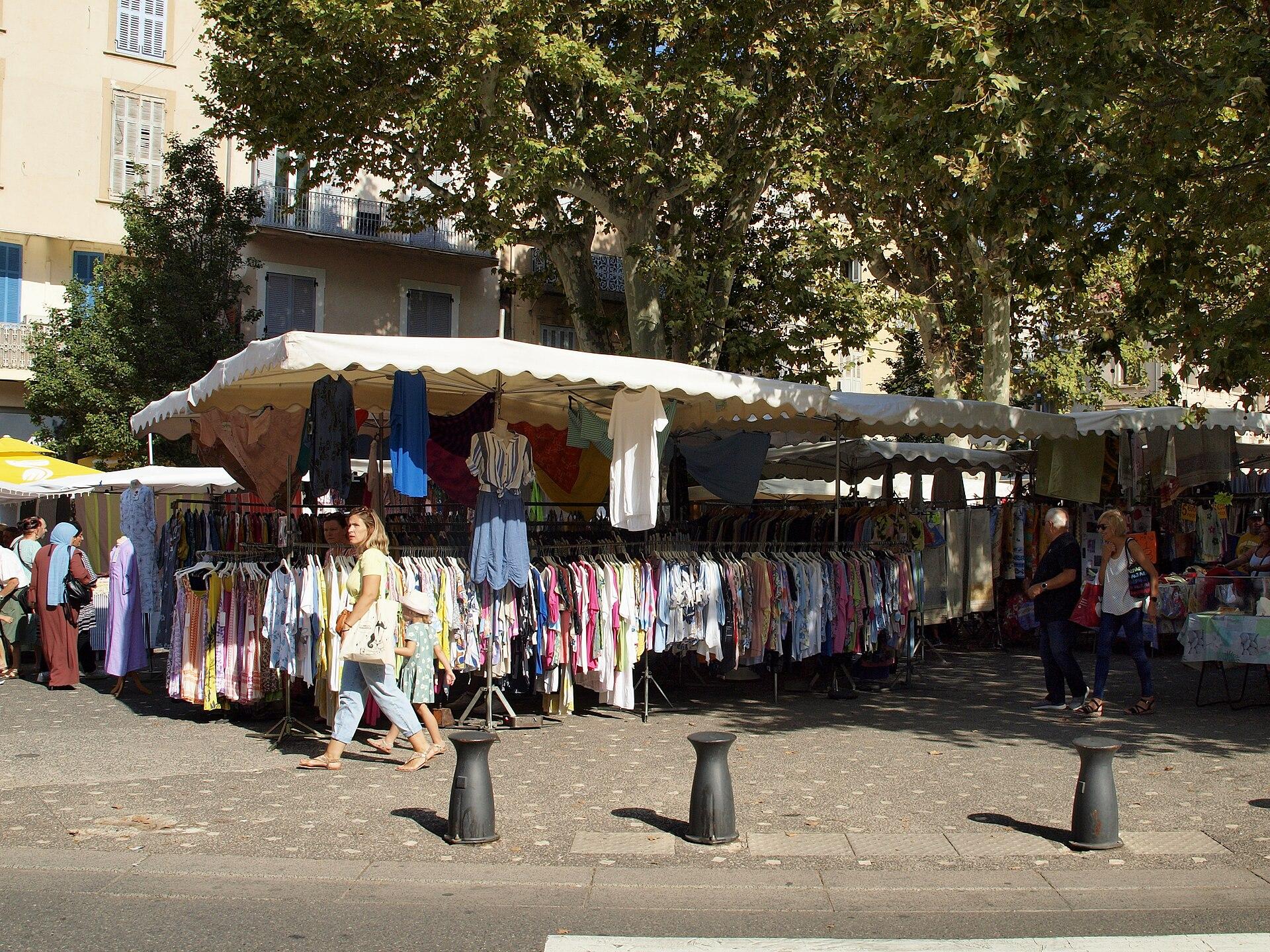 Commerçants sur le marché de Gardanne (illustration)