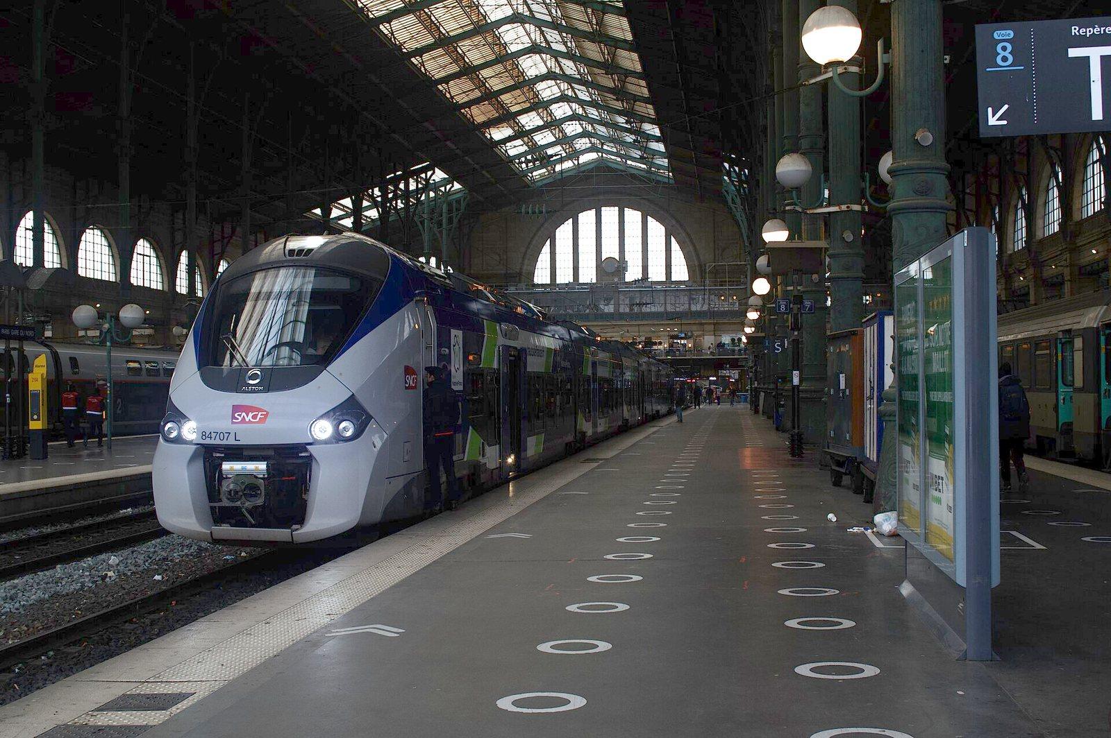Un train régional à quai en gare