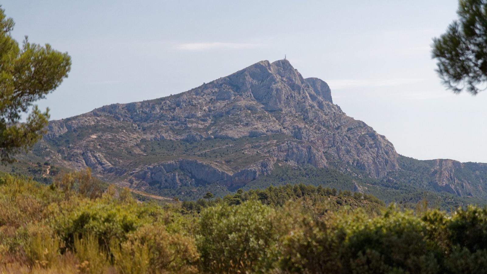 Car scolaire sur une route de campagne près du Tholonet, au pied de la Sainte-Victoire