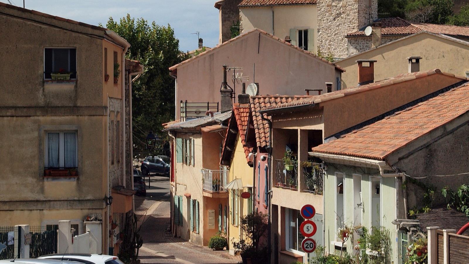 La rue St Sebastien, à Mimet