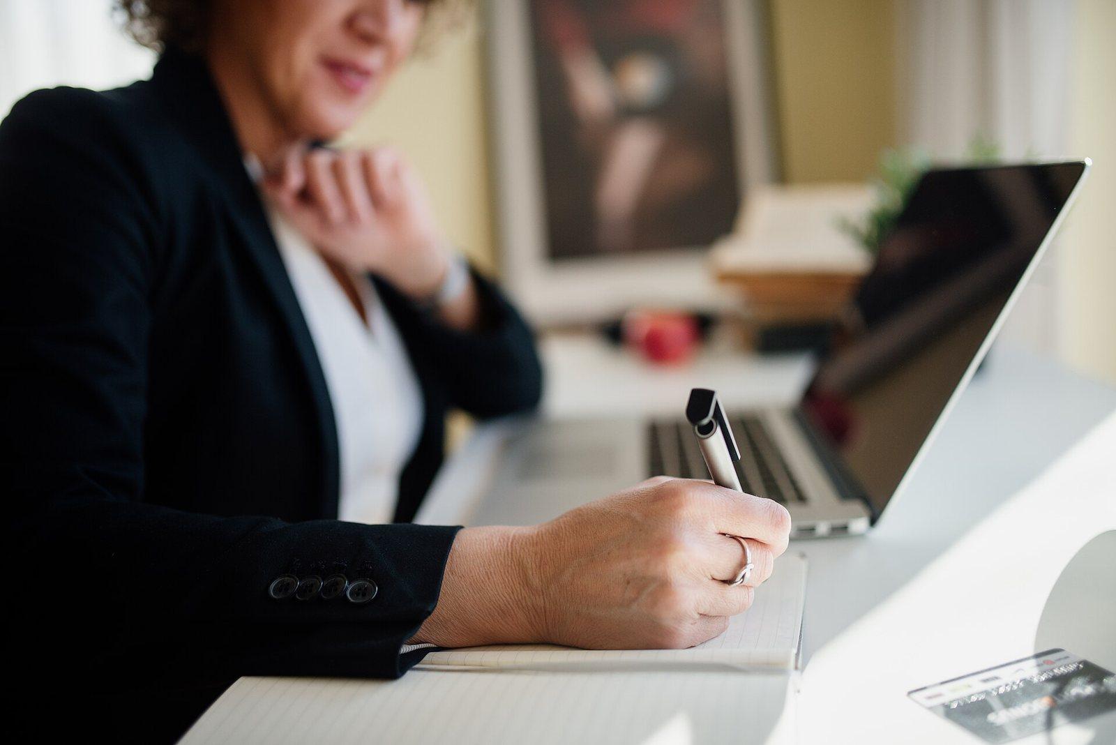 Une personne à son bureau avec un ordinateur portable