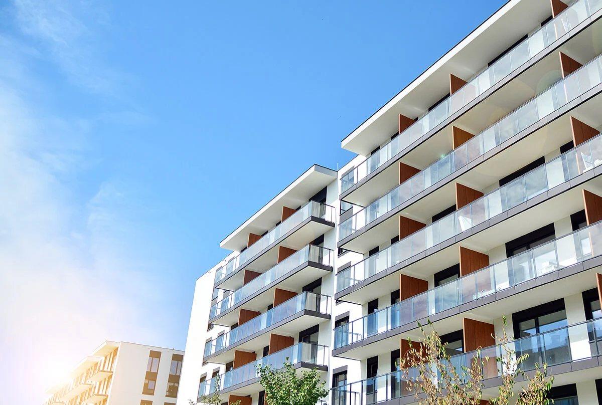 La façade d'un immeuble de logements moderne