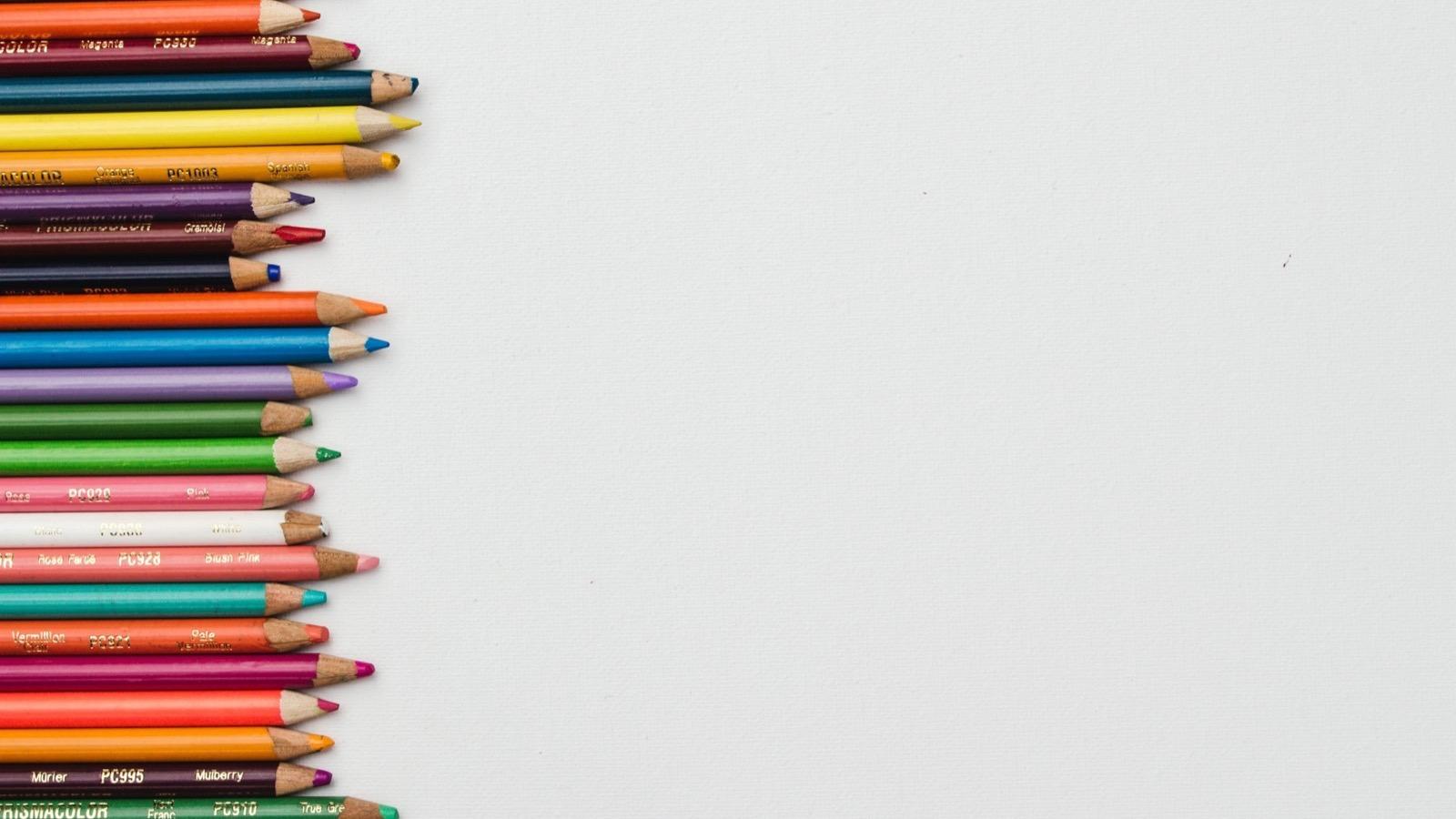 Des crayons de couleur alignés, image d'illustration de la rentrée scolaire