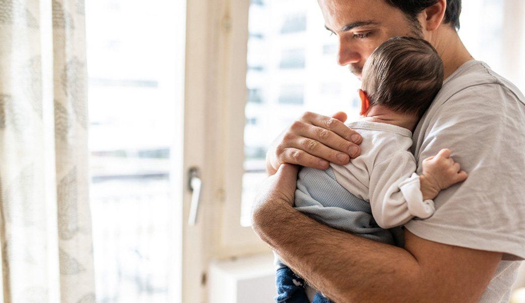 Un père tenant son nouveau-né