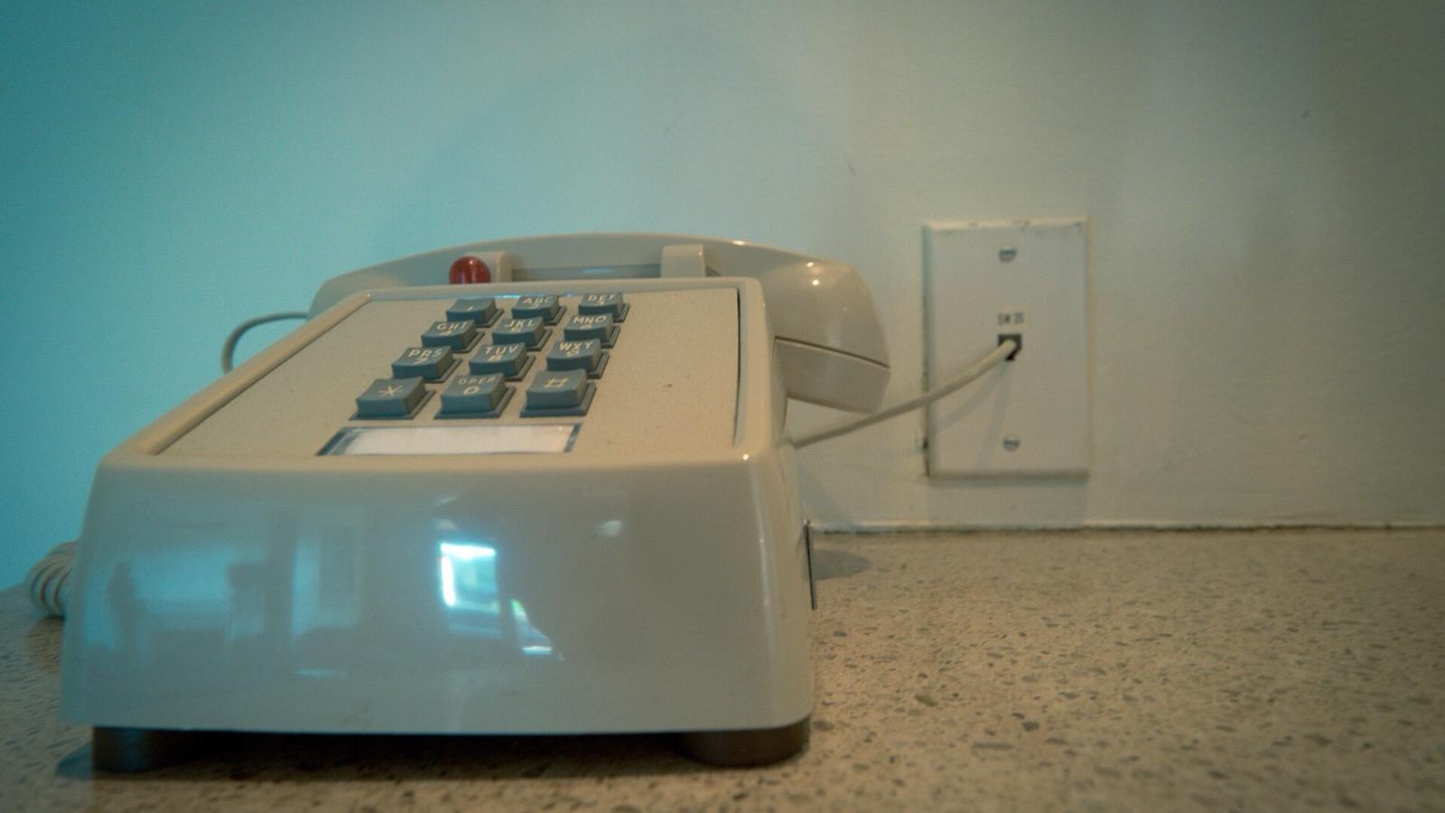 Un téléphone fixe posé sur une table, illustrant la réforme du démarchage commercial