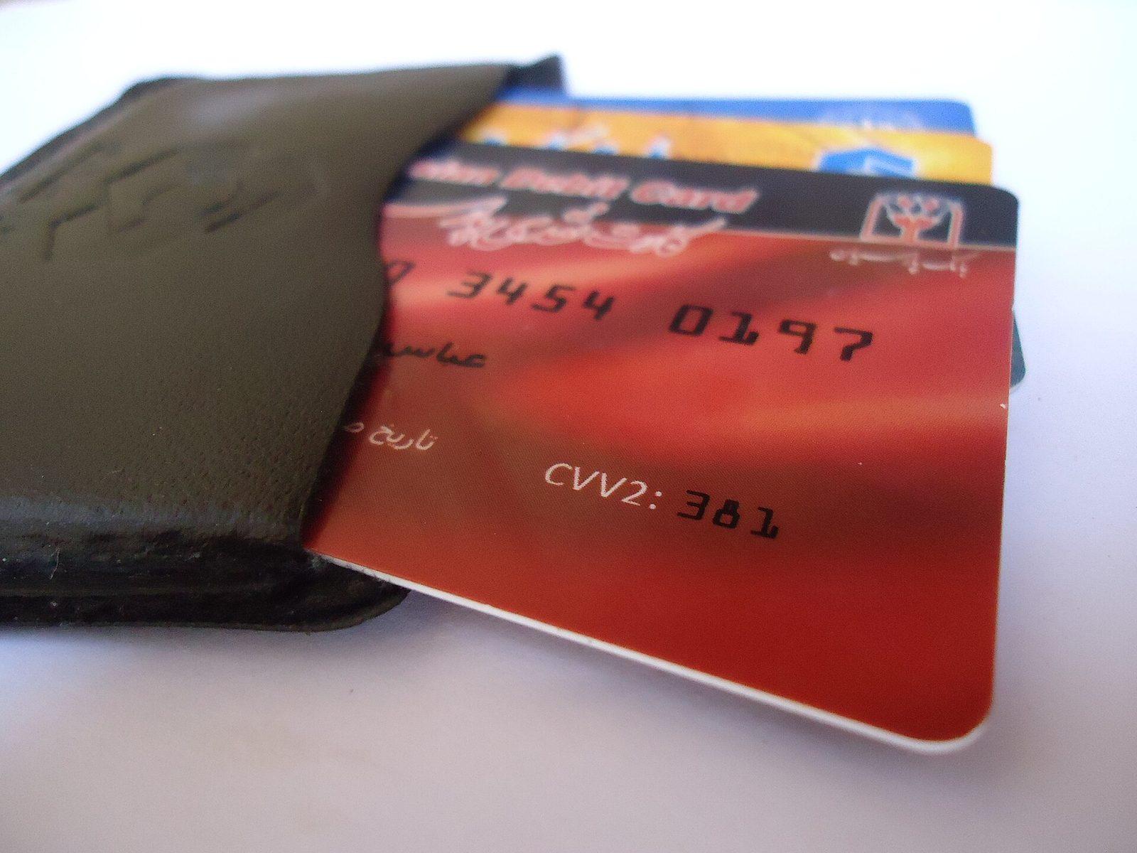 Une carte bancaire devant un distributeur