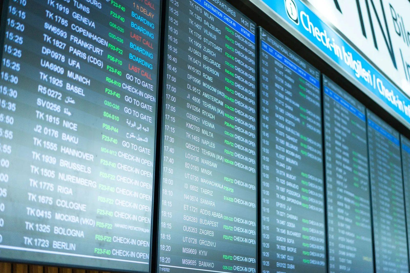 Un panneau d'affichage de vols en aéroport