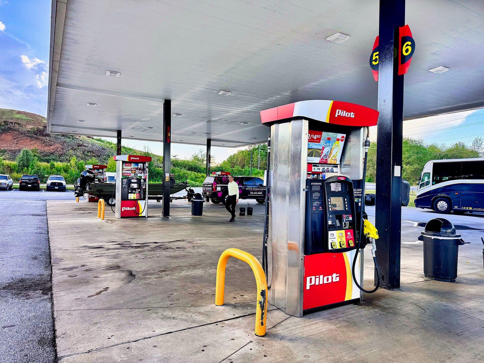 Une pompe à essence dans une station-service