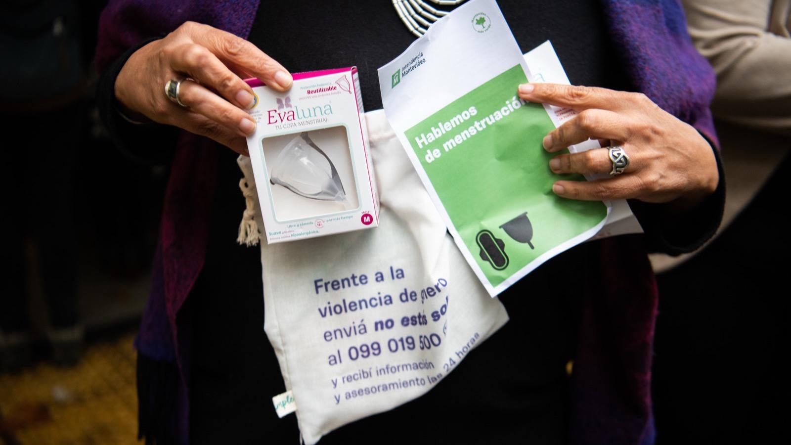 Kits de protections menstruelles distribués à l'occasion de la Journée internationale de la santé des femmes (illustration)