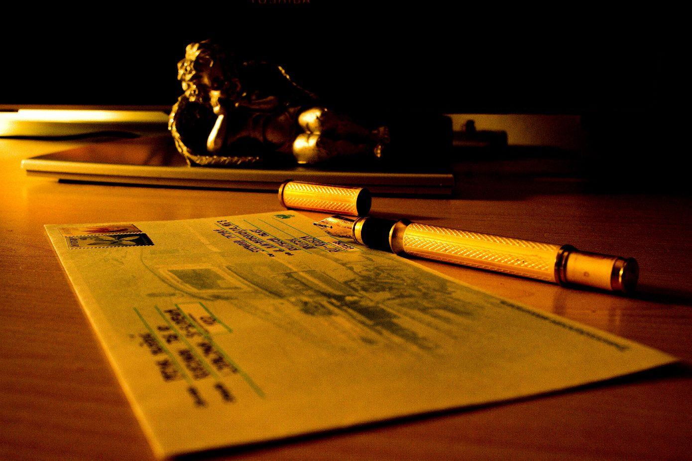 Un stylo plume sur une feuille manuscrite