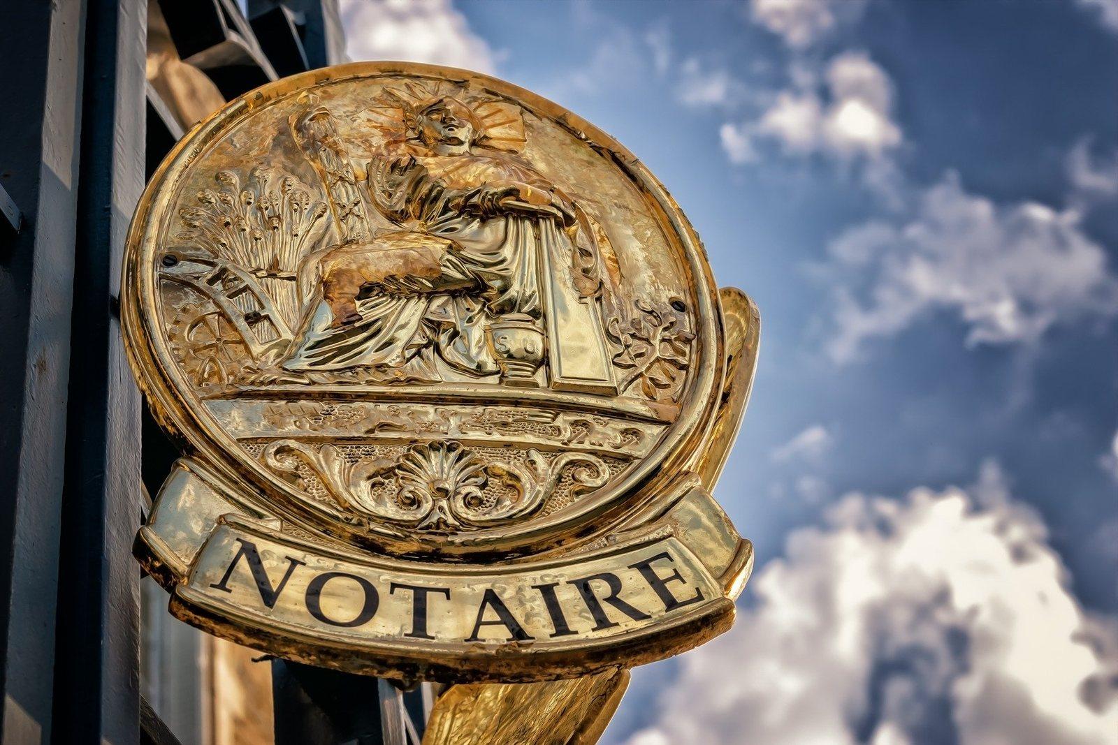 La plaque dorée d'une étude notariale