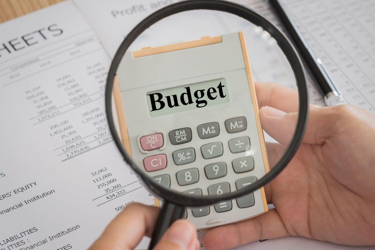 Des factures et une calculatrice