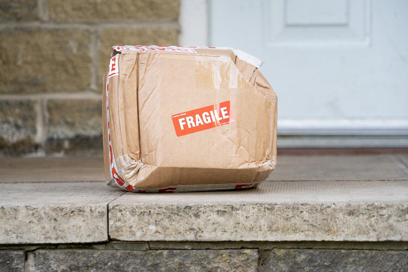 Des colis de livraison en carton