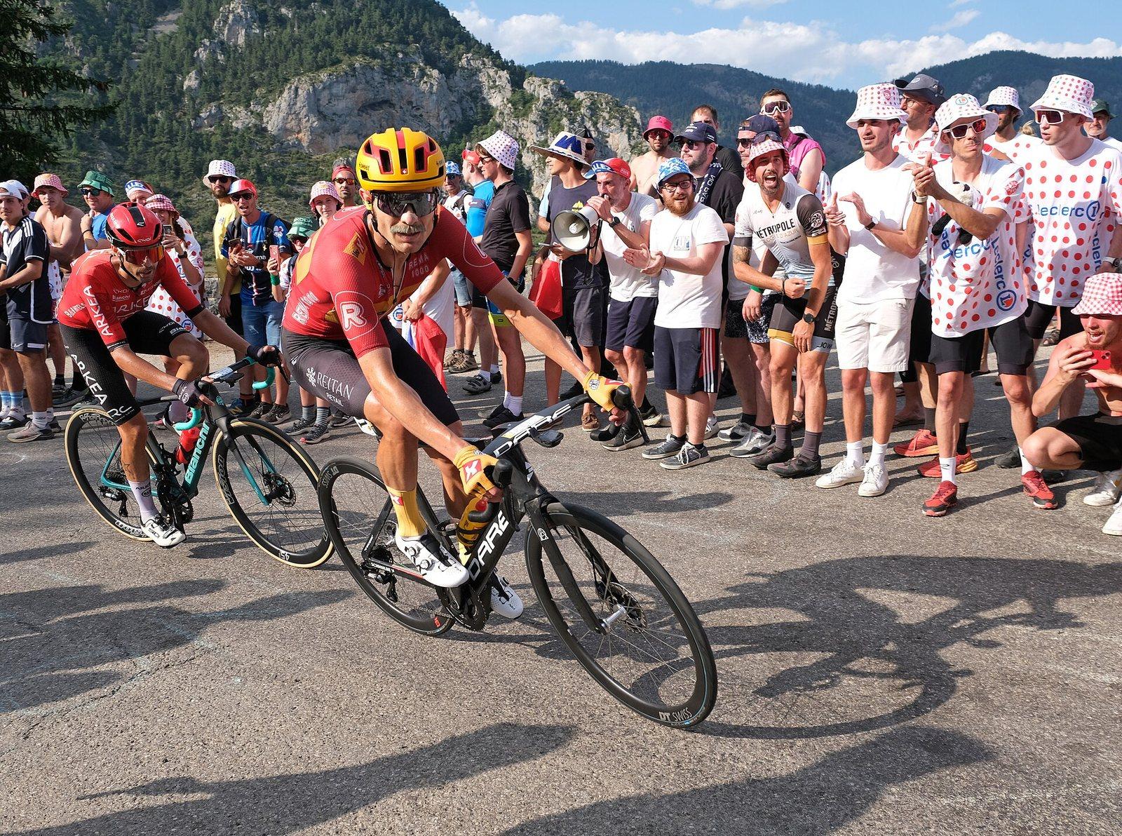 Des cyclistes en course sur une route de montagne