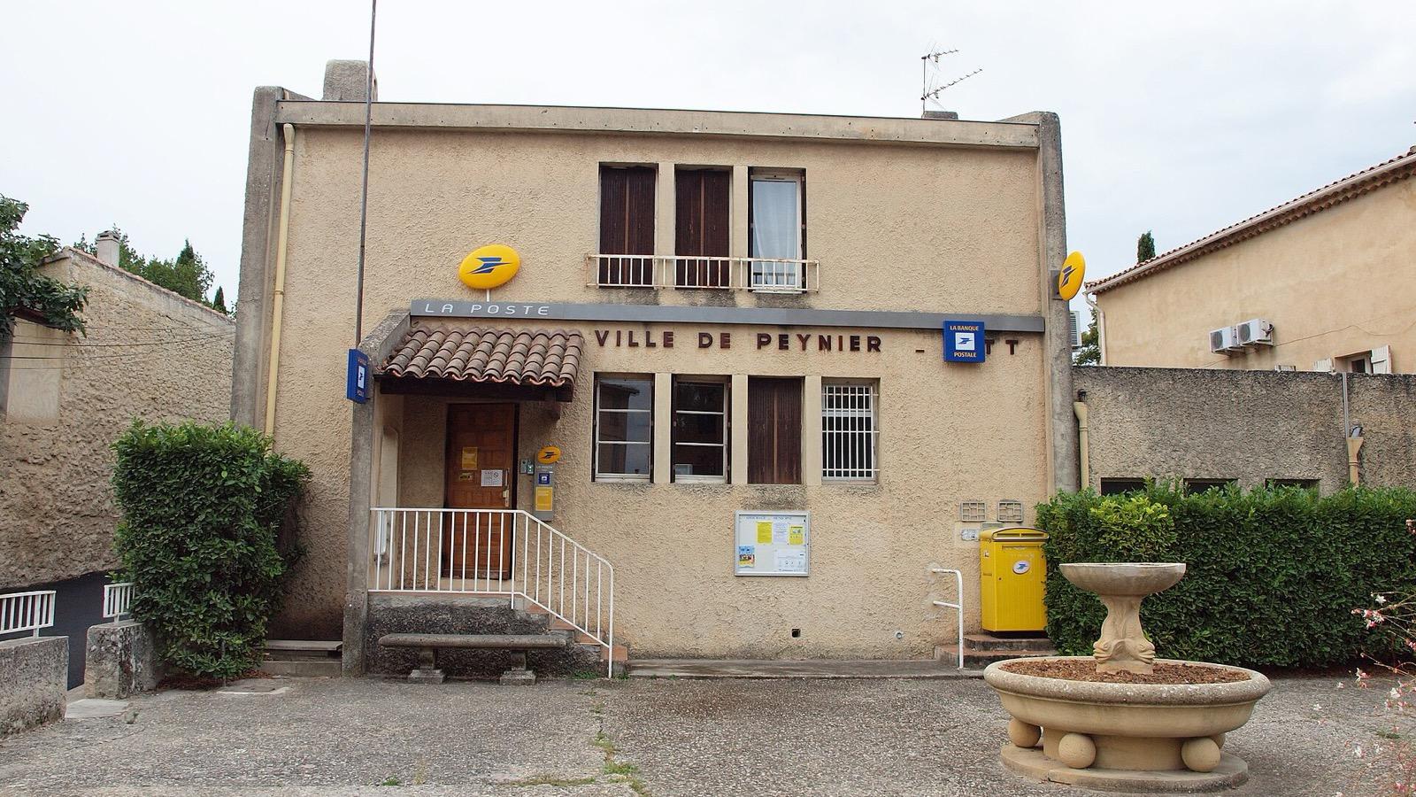 Le bureau de poste, à Peynier