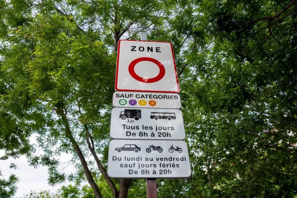 Un panneau signalant une zone à faibles émissions