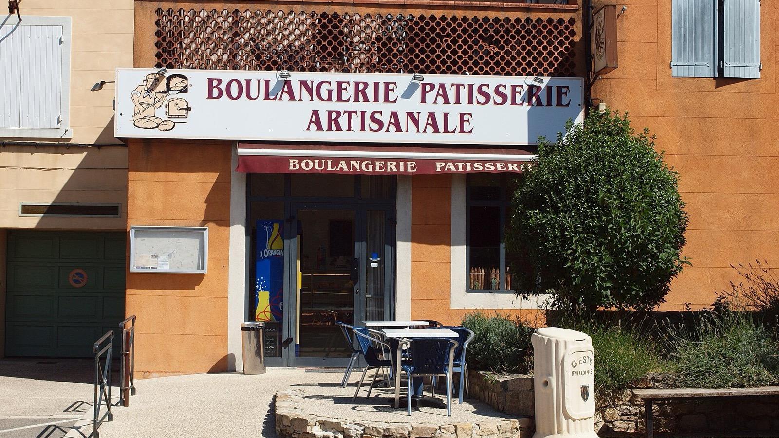 Une personne senior suit un atelier d'initiation à l'informatique sur ordinateur dans une médiathèque