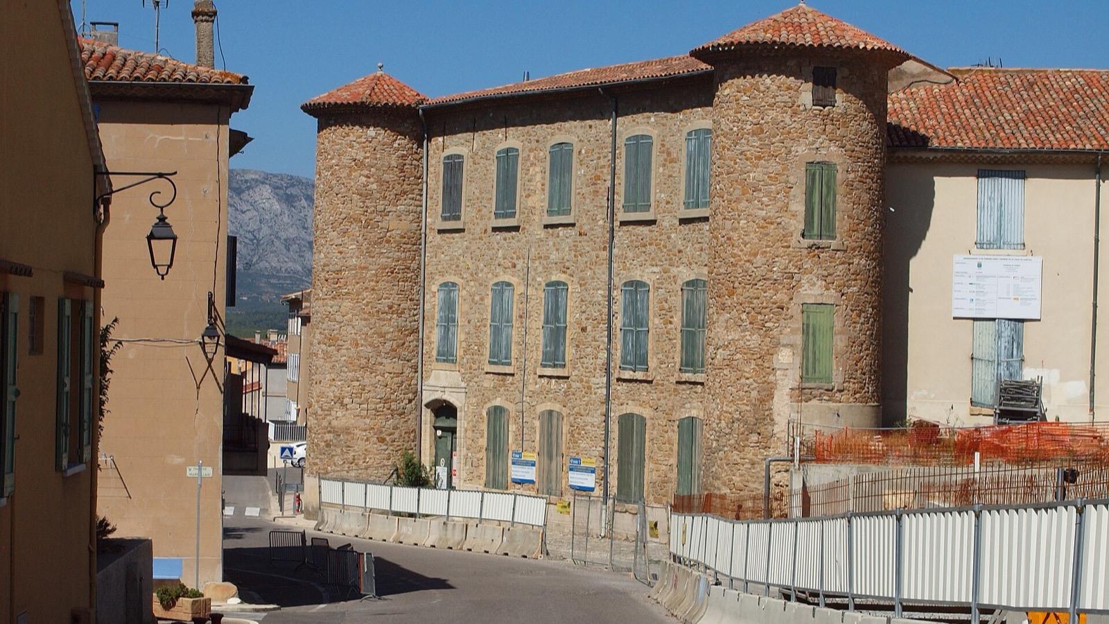 Le château médiéval de Peynier, au cœur du village
