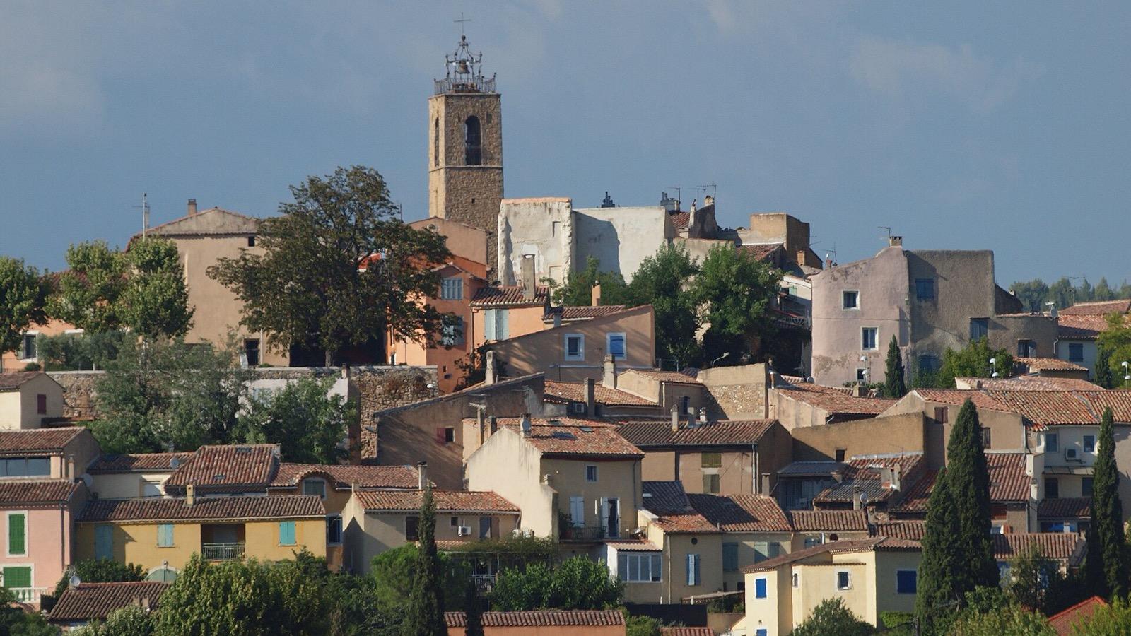 Stands d'un marché artisanal en plein air avec poteries et objets faits main exposés