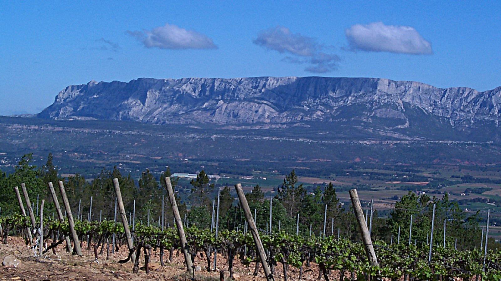 La montagne Sainte-Victoire, vue depuis le sud de Trets